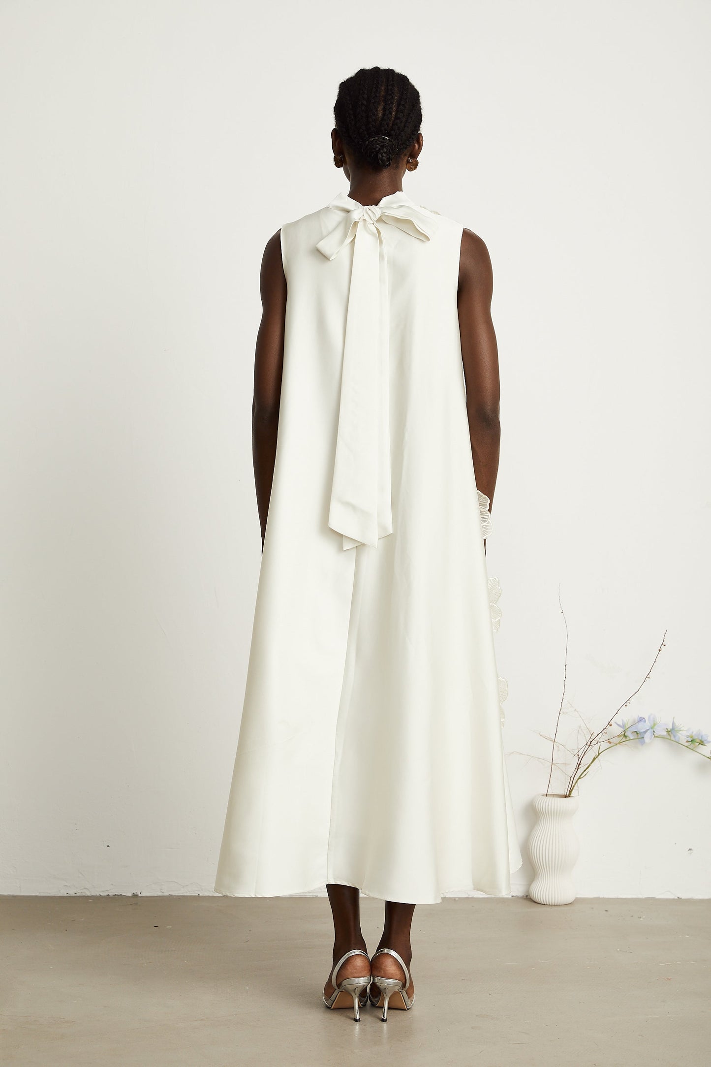 Émilie sleeveless floral-applique midi dress in White