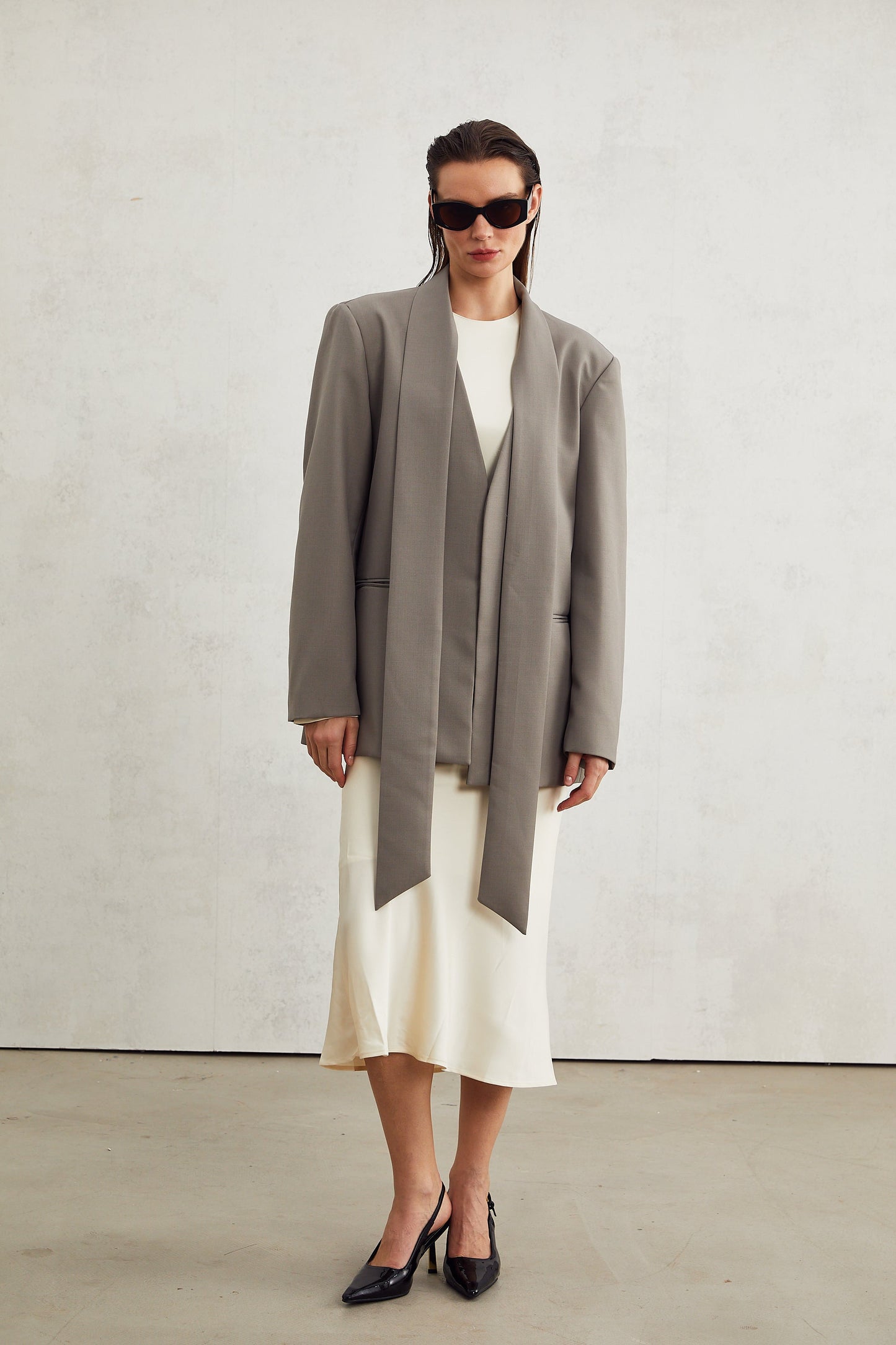 Béatrice grey collarless V-neck blazer